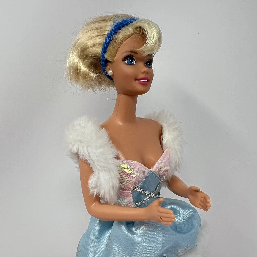 Barbie‎ Skating Star Doll Winter Blue Ice Dress Ice Skates by Mattel